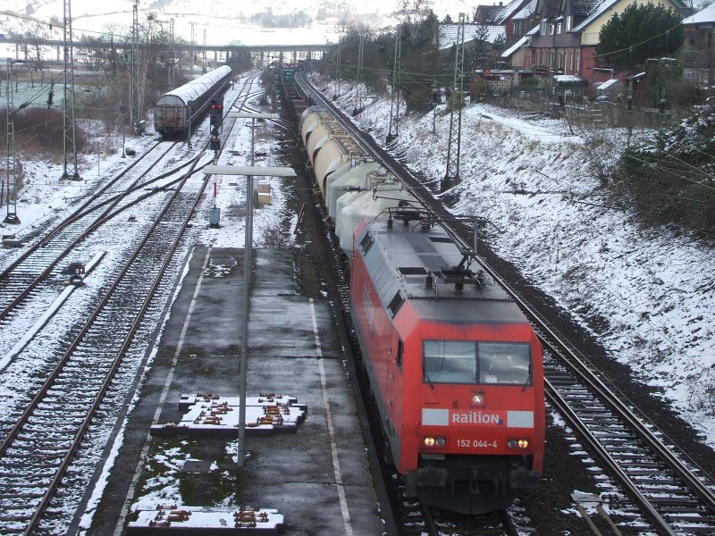 152 044 mit gem.GZ am 26.03.2008 durch Salzderhelden. Aufgenommen von einer Straenbrcke