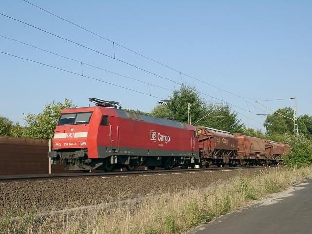152 046-9 fhrt mit einem Gterzug der spten Nachmittagssonne entgegen - kurz vor Ronshausen (Strecke Eisenach - Bebra)