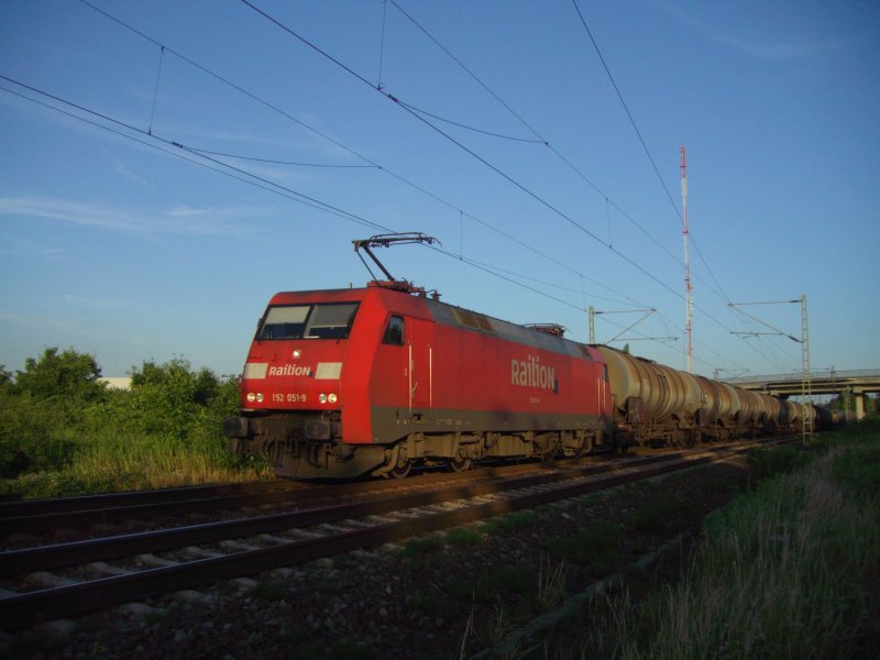 152 051 unterwegs in Richtung Wiesbaden / Rdesheim (Rhein). (Aufnahmeort: Mainz-Kastel, Juni 2008)