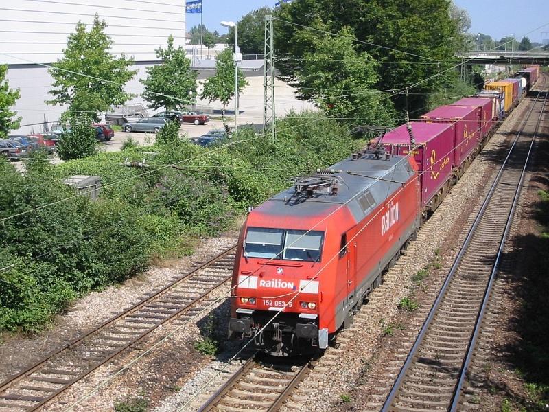152 053 mit Railion-Logo fhrt am 18.08.2005 mit einem Container-Zug durch Karlsruhe.