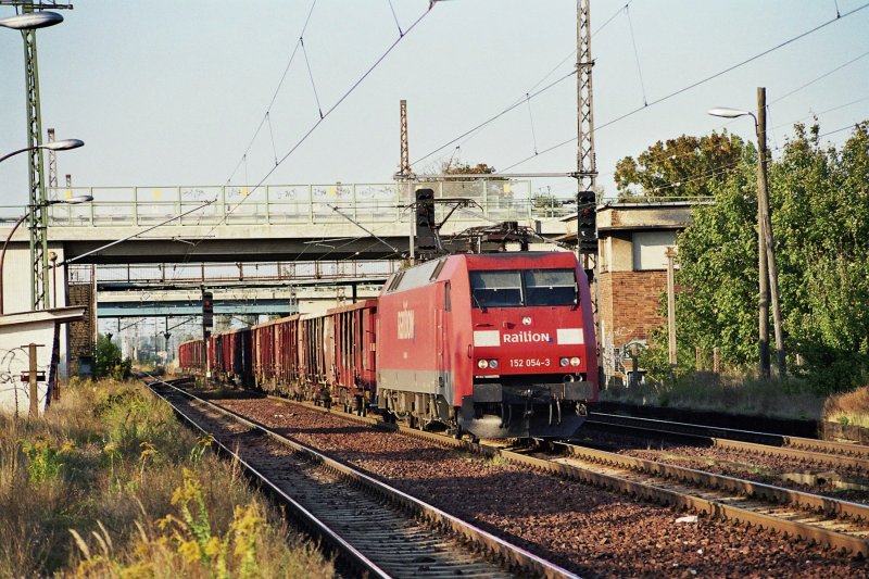 152 054-3 durchfhrt den ehemaligen Bahnhof von Elstal am Berliner Auenring (25.09.2006)