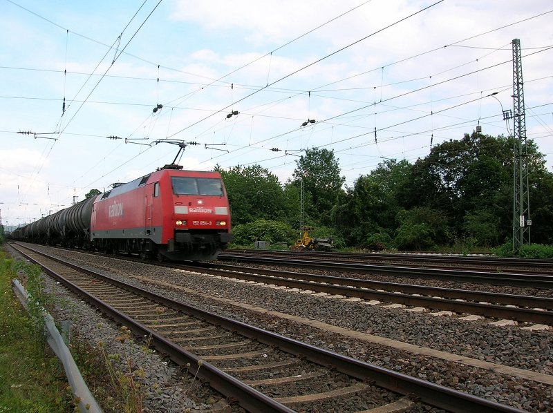 152 054-3 mit einem gemischten Gterzug. Die ersten Wagen sind RoLa wagen und der Rest normale Gterwagen.