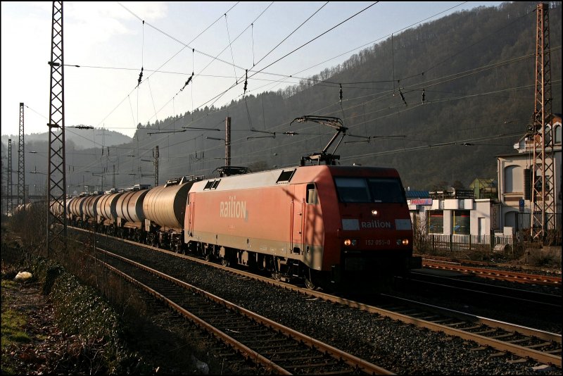 152 055 durchfhrt mit dem CS 60783, von Millingen nach Luha BASF, am Haken den Bahnhof Werdohl Richtung Plettenberg. (18.02.2008)
