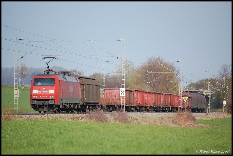 152 055 zieht am 18.04.08 FZT 56080 von Aalen nach Stuttgart-Hafen, aufgenommen am Km 63,0 der Remsbahn (KBS 786) bei M�gglingen.