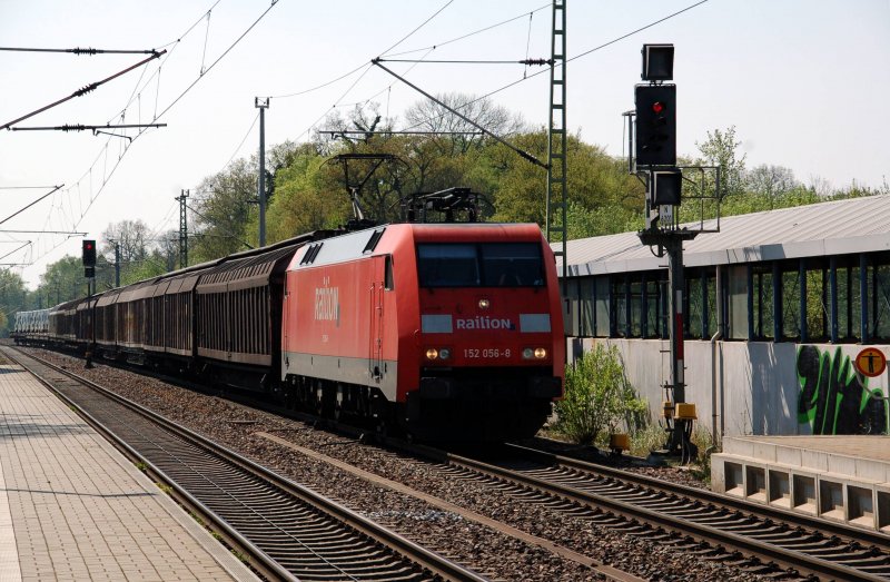 152 056 wurde am 19.04.09 in Burgkemnitz auf das andere Streckengleis geleitet um Platz fr einen IC zu machen. 