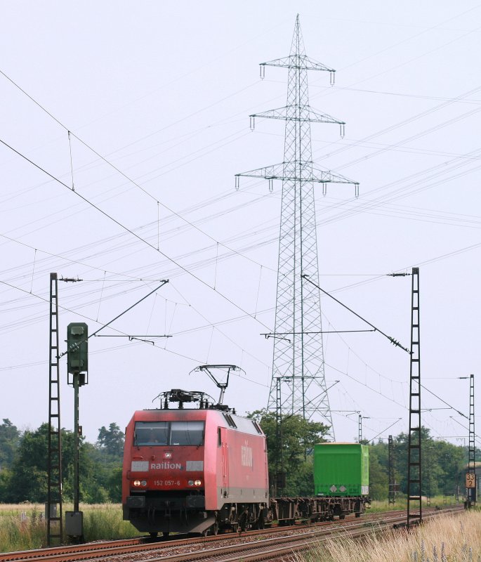 152 057 ist am 25.06.08 mit dem noch schcher als blich ausgelasteten IKE 50034 von Karlsruhe GBF nach Bremen-Grolland bei Wiesental unterwegs.