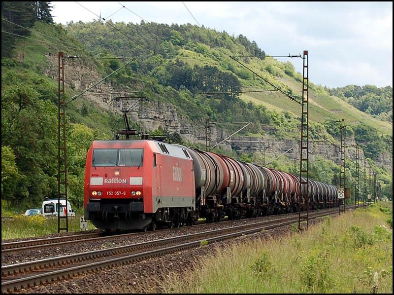152 057 fuhr am 02.06.2006 mit einem Kesselwagenzug bei Karlstadt(Main) in Richtung Gem�nden.