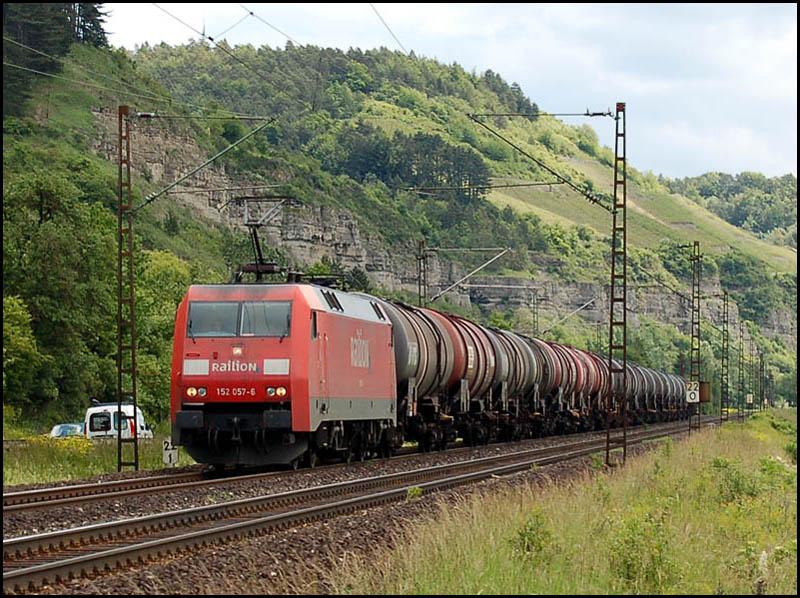 152 057 fuhr am 02.06.2006 mit einem Kesselwagenzug bei Karlstadt(Main) in Richtung Gemnden.