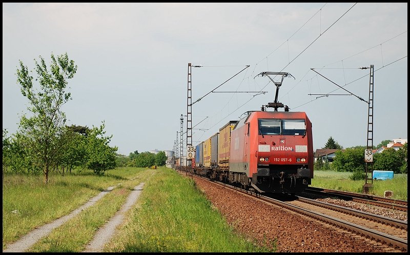 152 057 ist unterwegs nach Karlsruhe. Aufgenommen am 14.Mai 2008 bei Wiesental.