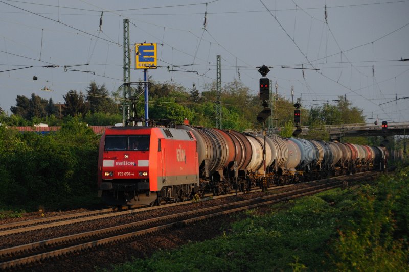 152 058-4 zieht einen Kesselwagenzug �ber die KBS 650 am fr�hen Abend des 23. Aprils 2009. Bensheim hat sie schon hinter sich gelassen...