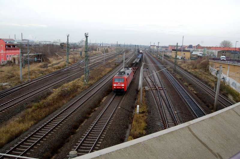 152 059 befrdert am 04.12.08 einen Gterzug durch Bitterfeld in Richtung Leipzig/Halle.