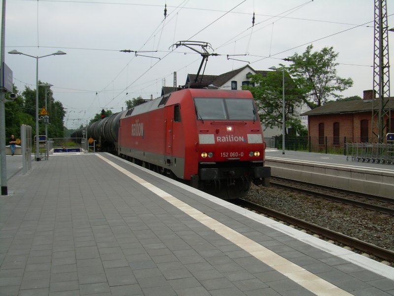 152 060 am 12.7.2007 mit kesselwagenzug in Verden/Aller in Richtung Norden