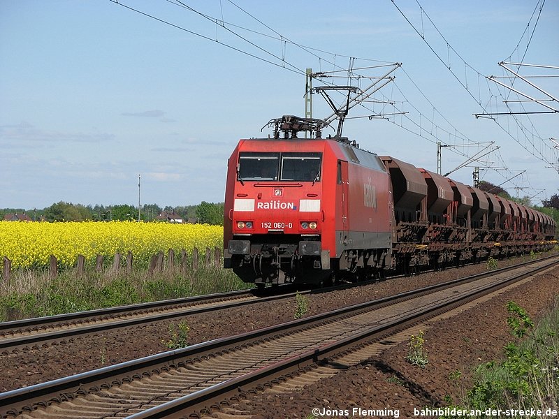 152 060 mit einem schweren G�terzug in Richtung Minden (Westfalen). Die Aufnahme entstand am 30.04.07 am B� km 29,877 in der Ortschaft Hohnhorst. 