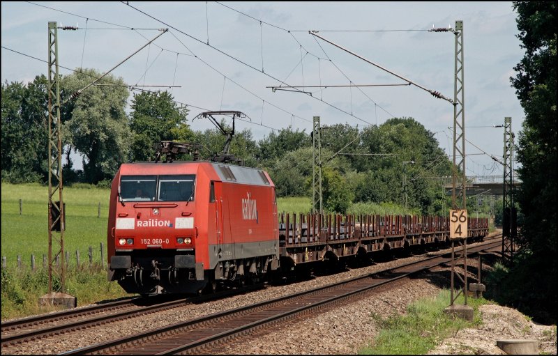 152 060 ist mit einem Stahlbrammenzug bei Vogl in Richtung Freilassing/Hammerau unterwegs. (10.07.2008)

