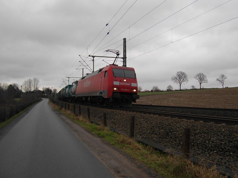 152 064-2 legt sich am 24.01.09 mit FZT 53541 AL - AM bei Reinfeld (Holst.) in eine Kurve.