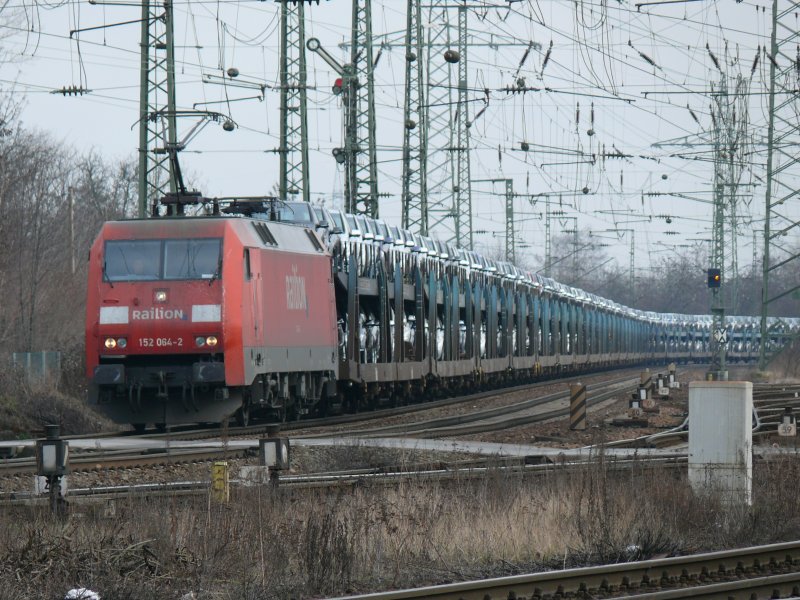 152 064-2 zieht einen nicht enden wollenden Autoganzzug (Mercedes) durch Kln-Gremberg. Aufgenommen am 28/02/2009.