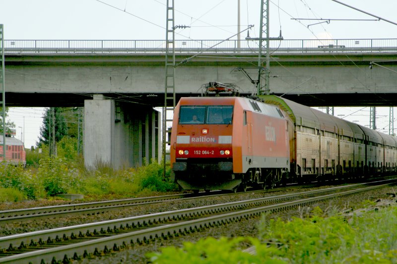 152 064 zieht ein Autozug an Regesnburg Ost vorbei.13.09.07