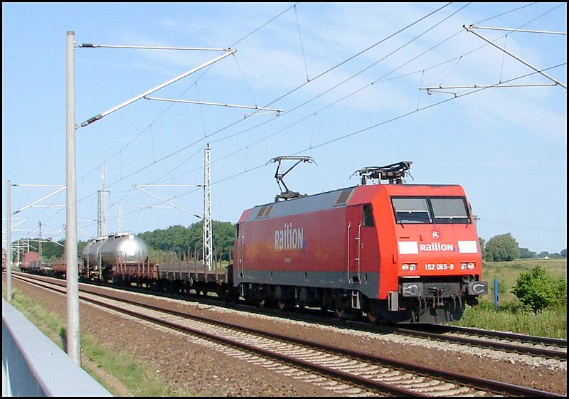 152 065-9 kommt mit einem Gterzug aus dem Seehafen Rostock. (Stralsund am 11.06.07)