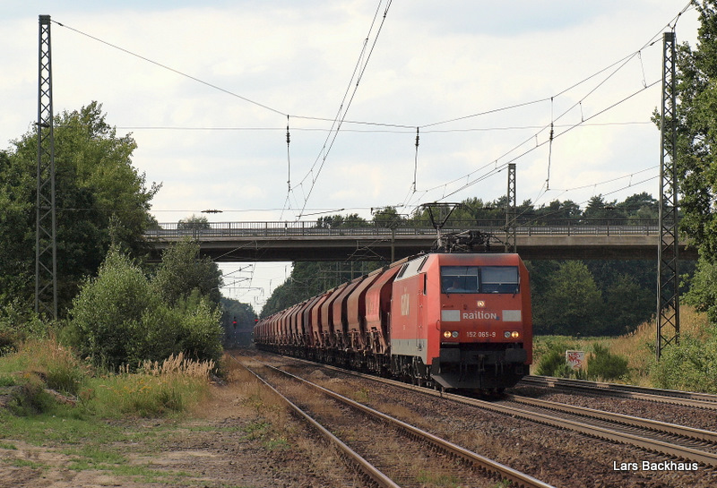 152 065-9 poltert mit einem Kalisalzzug aus Hohe Schaar durch Radbruch Richtung Lneburg. Aufgenommen am 16.08.09.