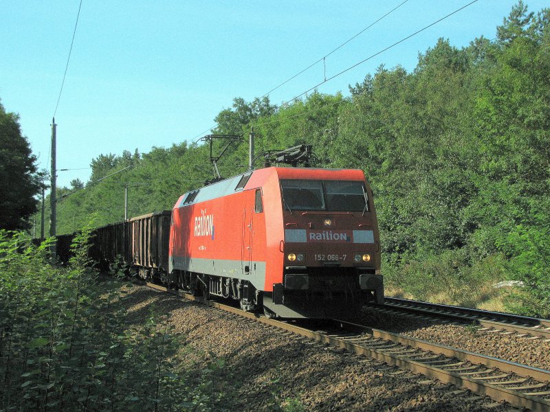 152 066-7 mit einem Sandzug Richtung Berlin am 19.09 in Bestensee.