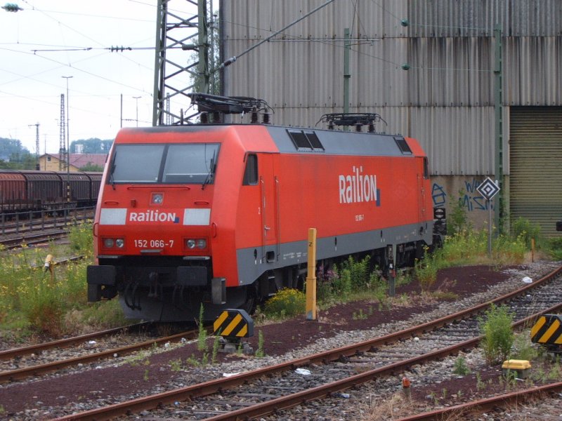 152 066-7 Railion steht am 21.06.07 abgeb�gelt in Aalen.