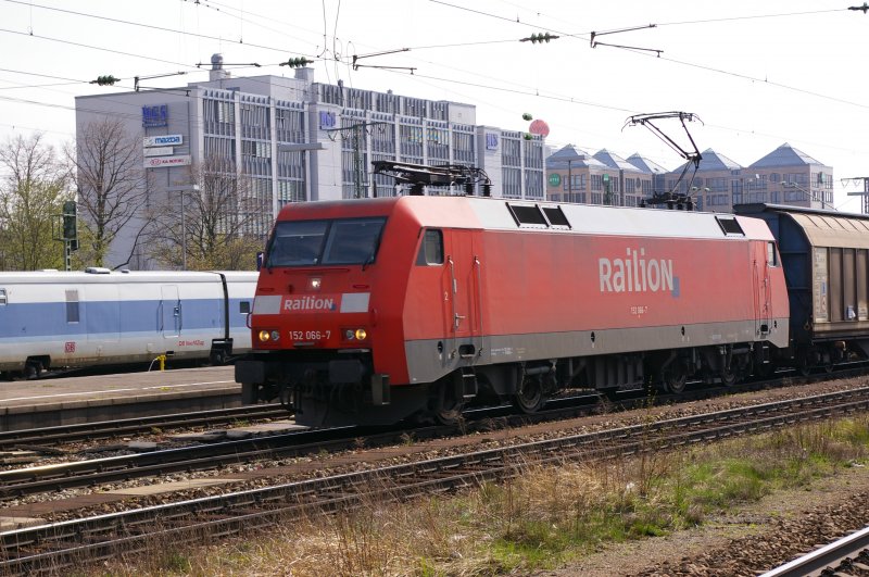 152 066 mit G�terzug am 17.04.2008 in M�nchen Ost