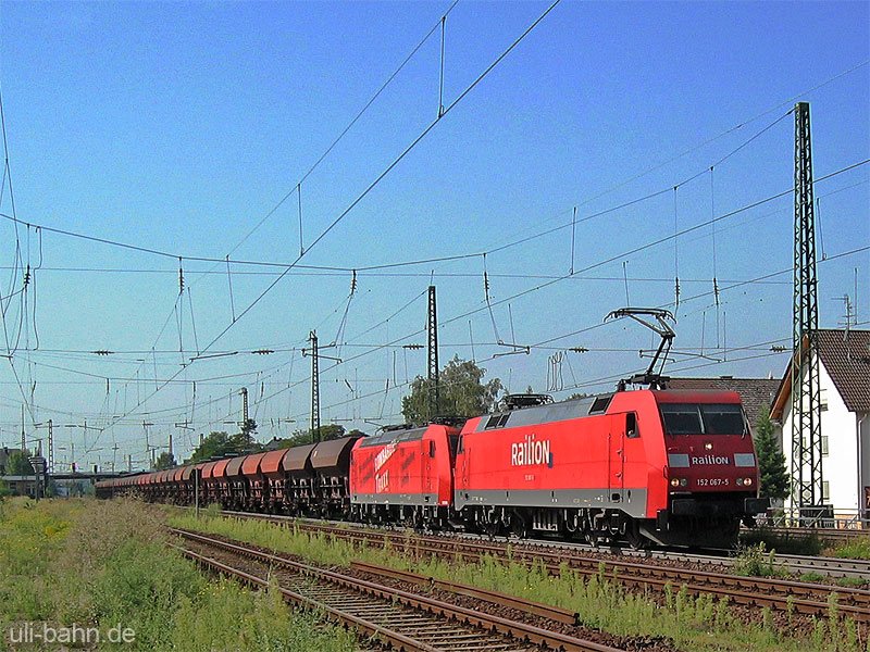 152 067-5 am 3.8.2006 zusammen mit 185 003-1 in Gau-Algesheim.
