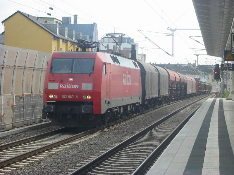 152-067 mit einem kurzen Gterzug am 18.7.2005 in Ludwigshafen Mitte.