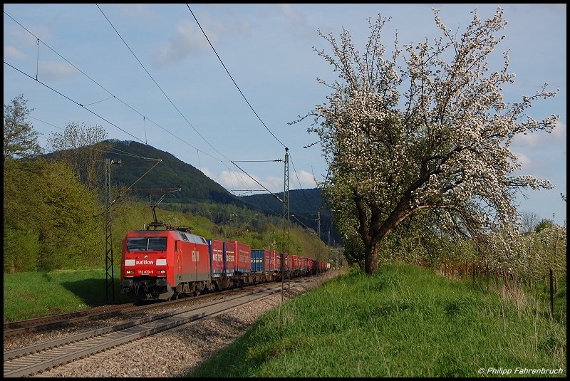152 070 befrdert am 01.05.08 einen KLV-Zug mit Winner-Aufliegern ber die Filsbahn (KBS 750) in Richtung Stuttgart, aufgenommen kurz vor Sen.