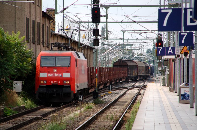 152 071 zieht am 03.08.09 einen gemischten Gterzug durch den Magdeburger Hbf.