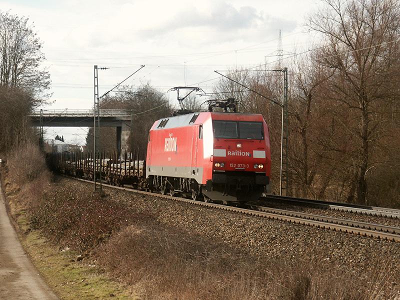 152 073-3 am 18.02.2006 mit einem G�terzug auf der Fahrt Richtung Kornwestheim, aufgenommen kurz vor Bietigheim-Bissingen