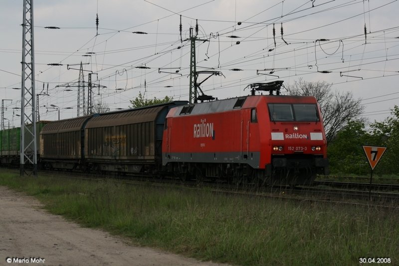 152 073-3 passierte mit ihrem Gterzug gerade Saarmund.