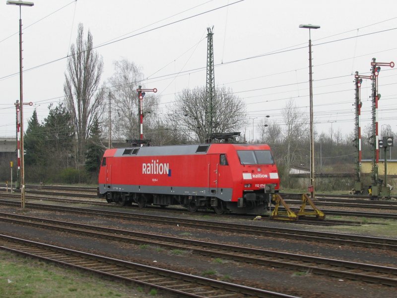 152 074 beim Ranigerbahnhof in Regensburg. Dort stehen sogar noch Formsignale. Aufgenommen aus fahrenden Zug am 1.4.2008.