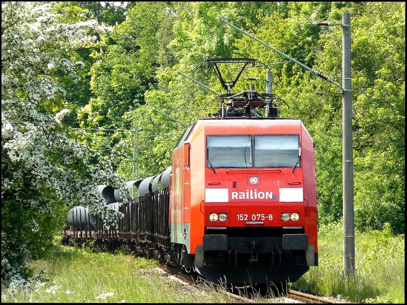 152 075-8 kmpft sich mit CSQ 61345 von Mhlheim-Styrum nach Sassnitz-Mukran am 21.05.2008 durch die Berliner Kurve die Steigung zum Rgendammbahnhof hinauf.