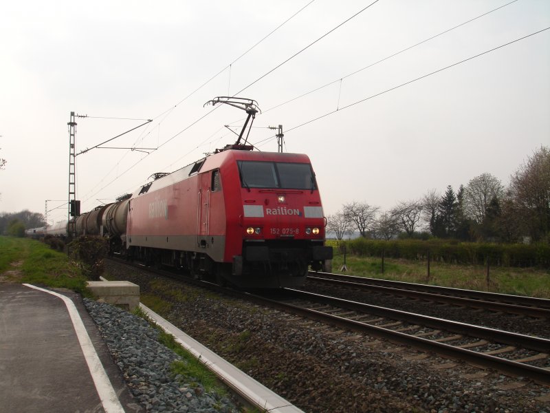 152 075-8 mit einem Kesselwagenzug bei W�rm (Geilenkirchen)