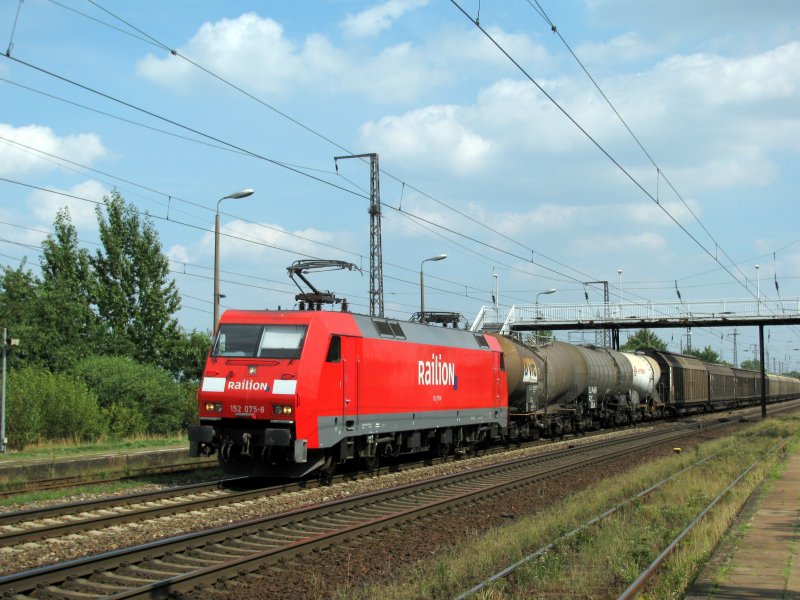 152 075-8 mit gemischten G�terzug am 17.08 durch Saarmund.