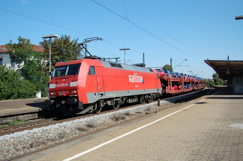 152 076-6 zog am 26.07.07 einen Gterzug, fast vollstndig beladen mit Autos durch den Bahnhof Stuttgart-Untertrkheim.