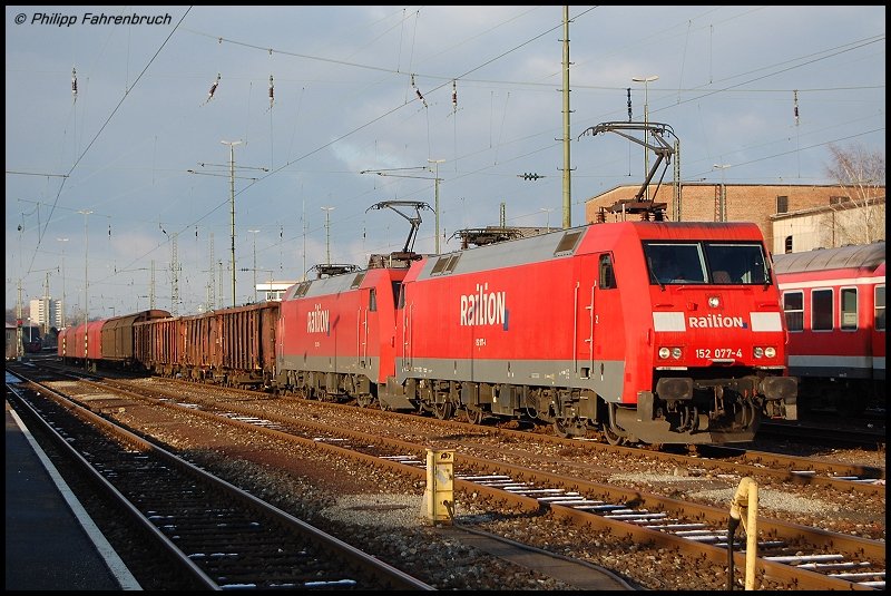 152 077-4 & 152 079-0 bespannen am 16.11.07 den FZT 56080 nach Stuttgart-Hafen, aufgenommen auf Gleis 7 des Aalener Bahnhofs.