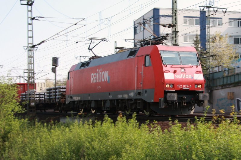152 077-4 fhrt mit ihren Gz Richtung Sden kurz vor Fulda am 25.04.2009