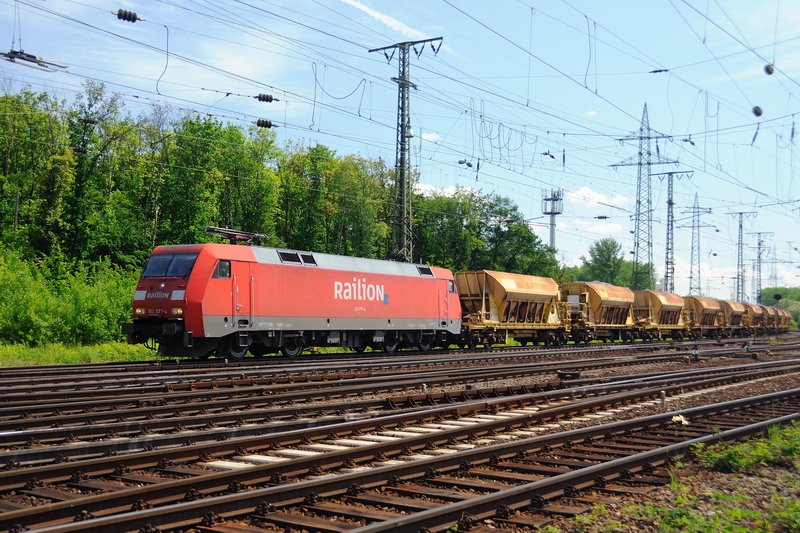 152 077-4 zieht einen schweren Schotterwagenzug ber die Gterzug-Umfahrung Gremberg nach Kln-Kalk. (19.05.2009).
