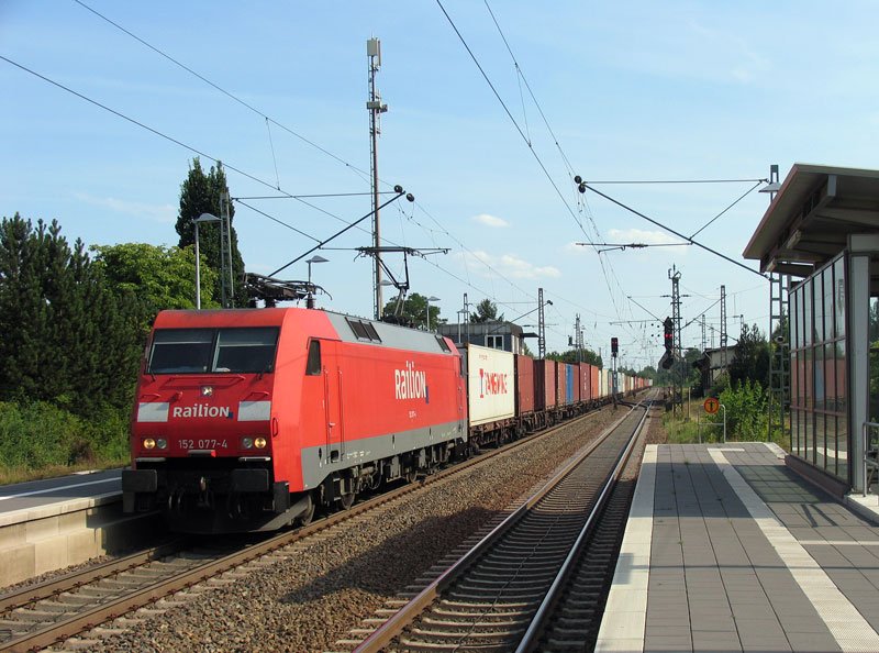 152 077 kommt mit einem Containerzug durch Bad Bevensen; 07.08.2008
