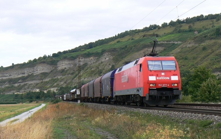 152 077 mit einem kurzen, gemischten Gterzug bei Thngersheim/Maintal. Noch 10 Minuten bis Wrzburg erreicht ist. 