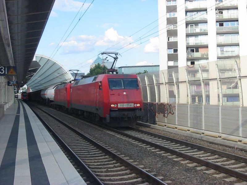 152-077+152-??? am 4.8.2005 mit einem Gterzug in Ludwigshafen Mitte.