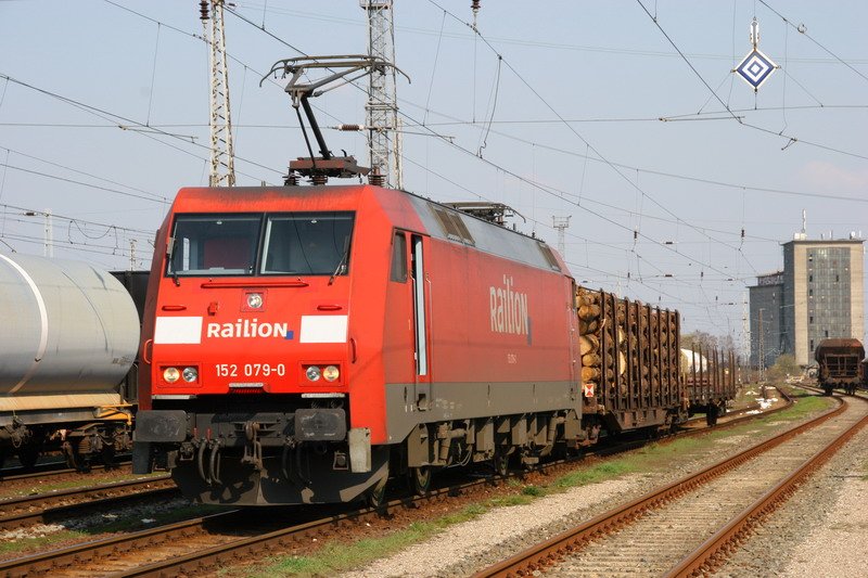 152 079 kuppelt gerade in Bad Kleinen an den extrem langen Gterzug an. 29.03.2007