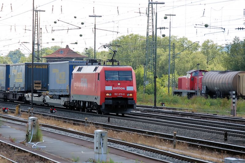 152 079 mit Lkw Walter auf der Kbs 820/840 im Bhf Lichtenfels 