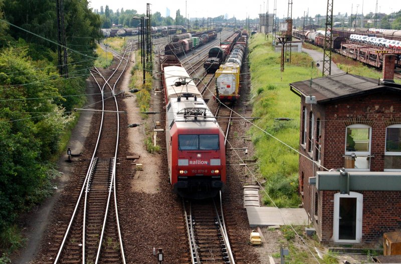 152 079 zieht am 15.08.09 einen Gterzug aus dem Rbf Leipzig-Engelsdorf Richtung Dresden.