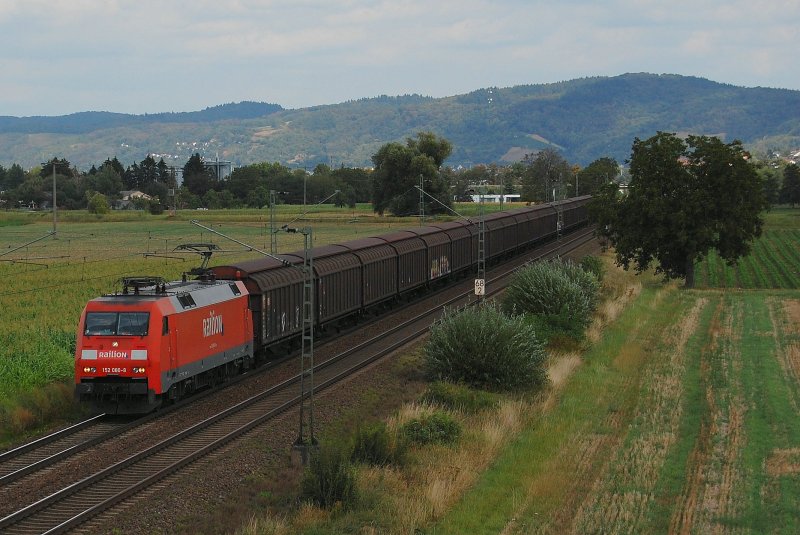 152 080-8 mit Gterzug, fhrt in Grosachsen-Heddesheim Richtung Mannheim Friedrichsfeld. 02.09.2009