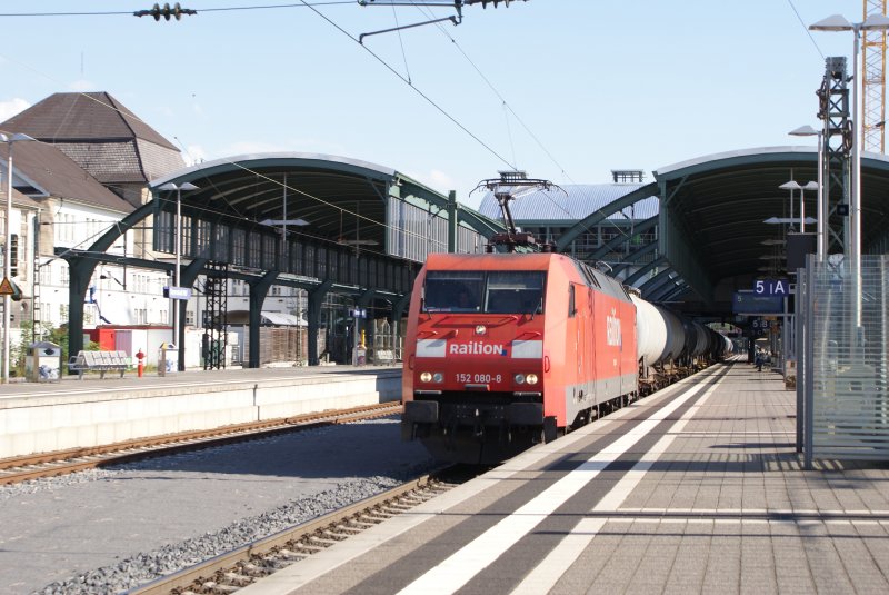 152 080-8 mit Kesselwagenzug in Darmstadt Hbf am 19.07.2008