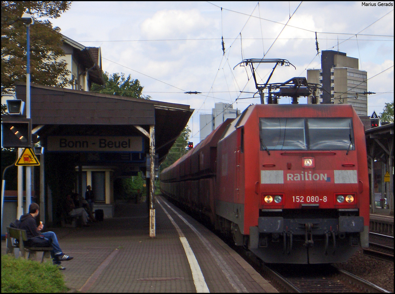 152 080 mit einem Erzzug Richtung Koblenz bei der Durchfahrt von Bonn-Beuel 19.7.2009