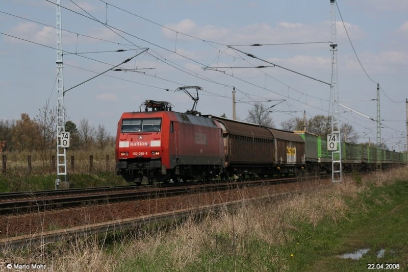 152 080 mit einem G�terzug gen S�den.
